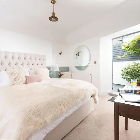 Holiday home Azenor House, *