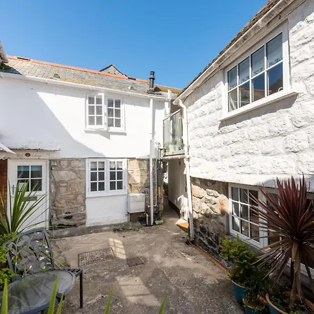 Holiday home Shell Cottage, *
