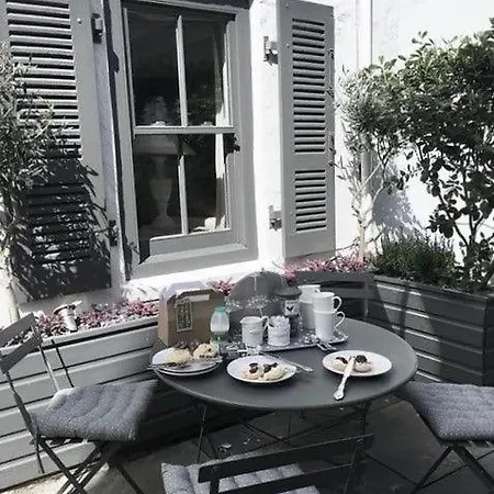 2 Kelly's Gardens *