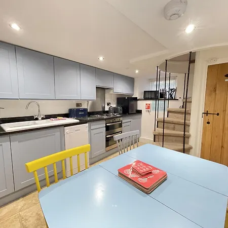 Sixpence Cottage, A Few Steps From The Harbour! Holiday home