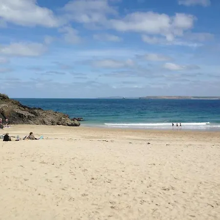 Apartment Moments To 3 Beaches. Own Patio. Spacious. Private