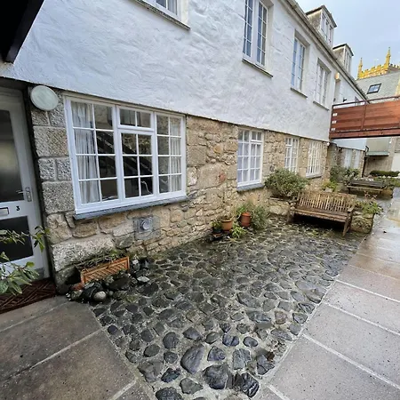 3 Redfern Court *