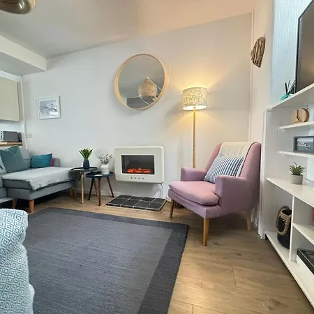 Apartment Sandy Feet, St Eia Street. Cosy + Parking *