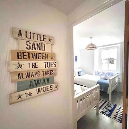 Sandy Feet, St Eia Street. Cosy + Parking *