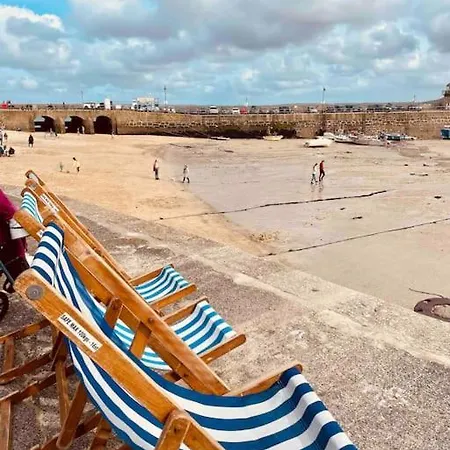 Sandy Feet, St Eia Street. Cosy + Parking St Ives (Cornwall)