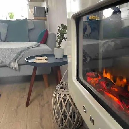 Sandy Feet, St Eia Street. Cosy + Parking *