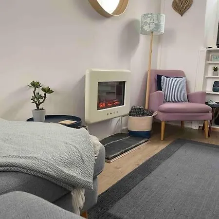 Sandy Feet, St Eia Street. Cosy + Parking Apartment