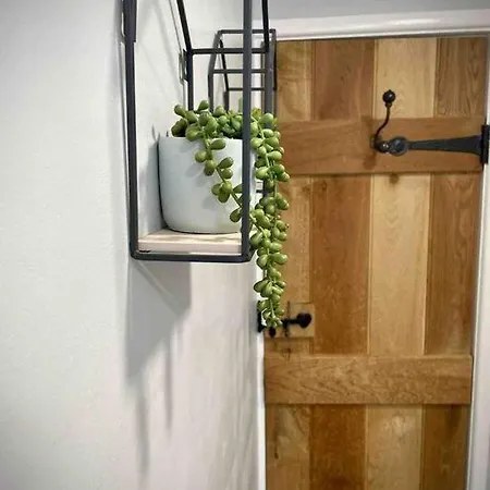 Sandy Feet, St Eia Street. Cosy + Parking Apartment