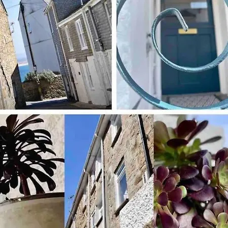 Sandy Feet, St Eia Street. Cosy + Parking Apartment