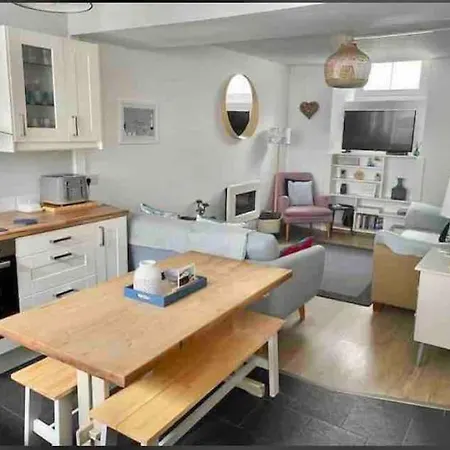 Sandy Feet, St Eia Street. Cosy + Parking Apartment *
