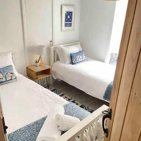 Sandy Feet, St Eia Street. Cosy + Parking Apartment