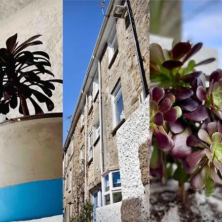 Sandy Feet, St Eia Street. Cosy + Parking Apartment