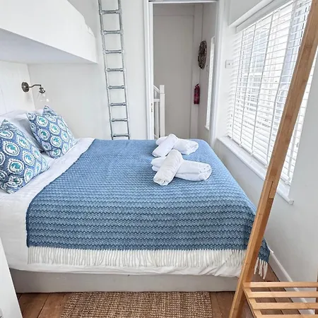Smugglers Hideaway: Charming Fisherman's With Harbour View