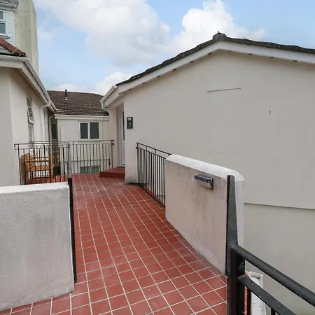 Apartment 8 Manor Close *
