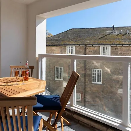 3 St Nicholas Court *