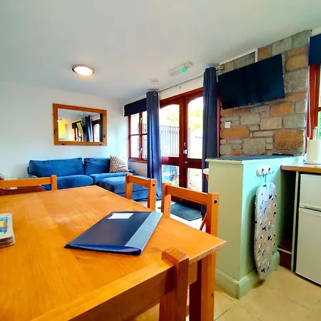 Rebels Retreat - 2-bed Nr & Hayle Chalet St Ives (Cornwall)
