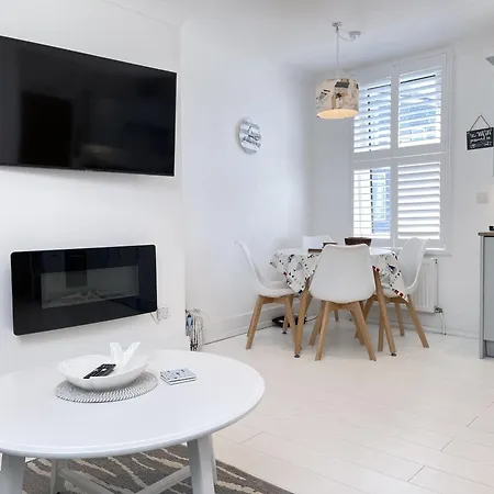 4 Hazelbury House - A Tranquil Hidden Gem *