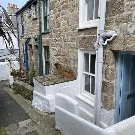 2 Upper Meadow - Near To Porthmeor * St Ives (Cornwall)