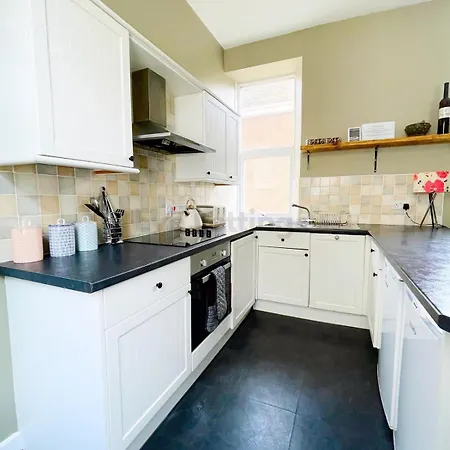 Lisas Pad, A Charming Coastal Retreat With Parking *