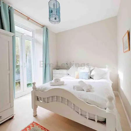 Apartment Mermaid Apartment, A Colourful Coastal Escape By The Sea, Child Friendly St Ives (Cornwall)