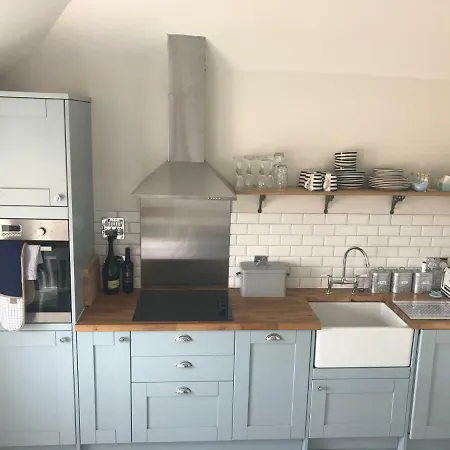 Little Dolly Sea View 2 Bedroom Apartment, Town, Dog Friendly *