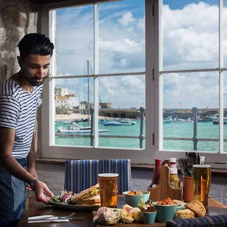 Lifeboat Inn *